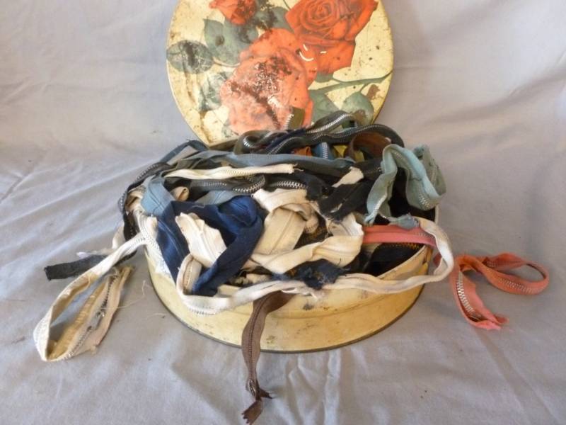 lot 122 image: Vintage Sewing Items
