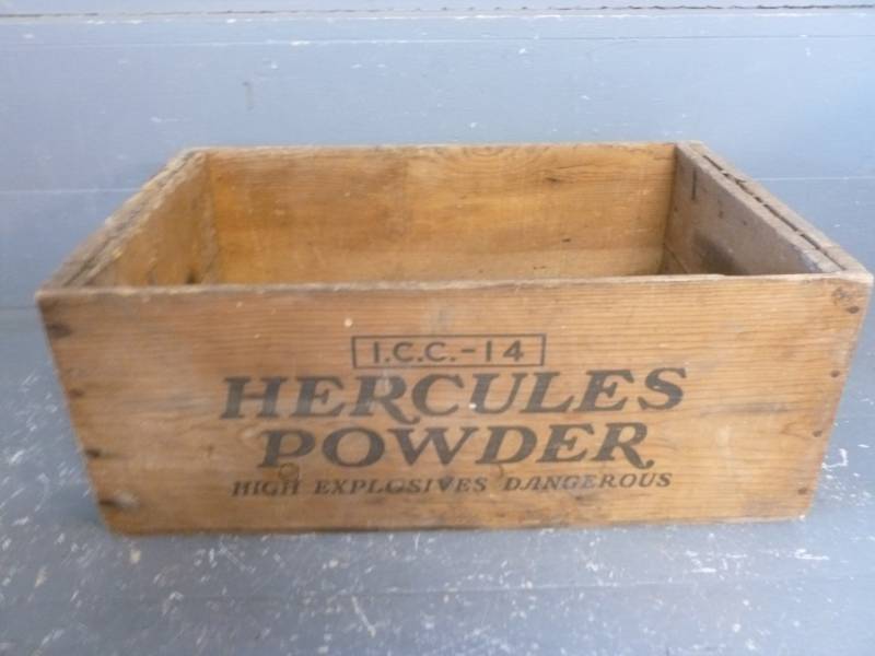 lot 177 image: Vintage Gun Powder Box