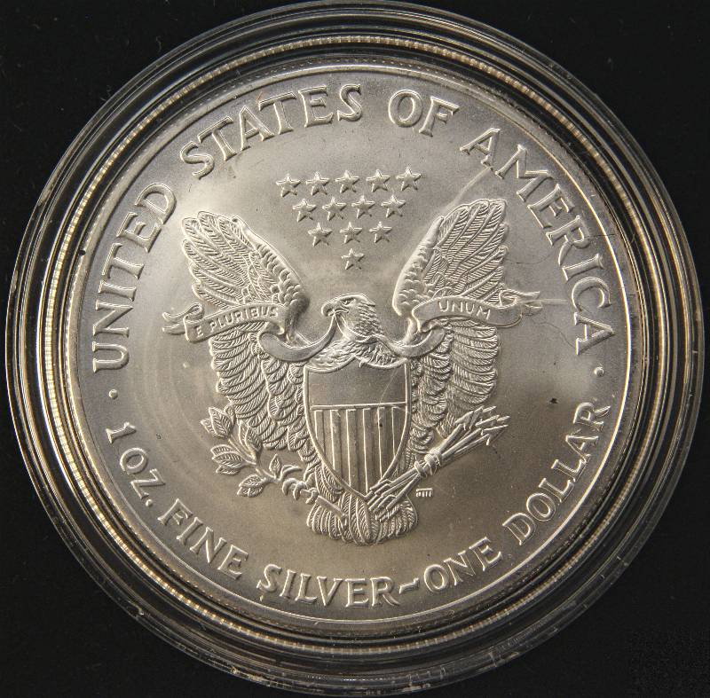 lot 104 image: 2003 AMERICAN SILVER EAGLE 1 TROY OZ. .999 FINE SILVER IN AIRTITE