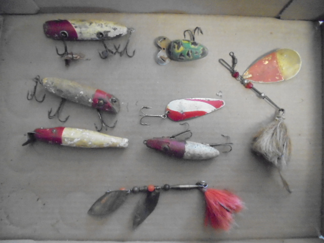 lot 29 image: Older Tackle Box