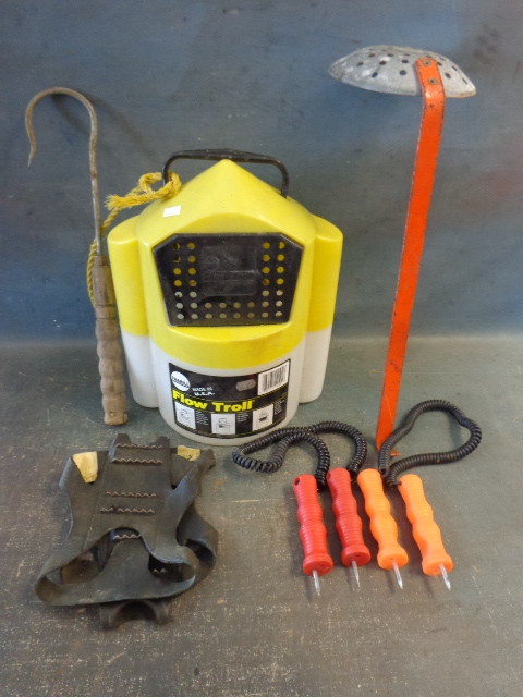 lot 42 image: Assorted Ice Fishing Items