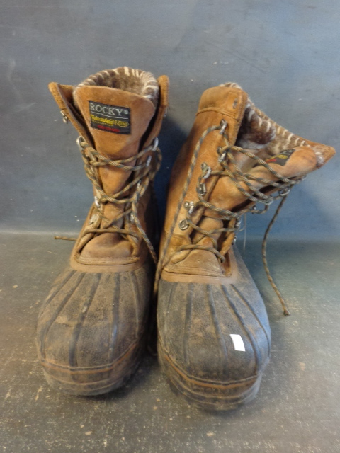 lot 50 image: Mens Insulate Boots