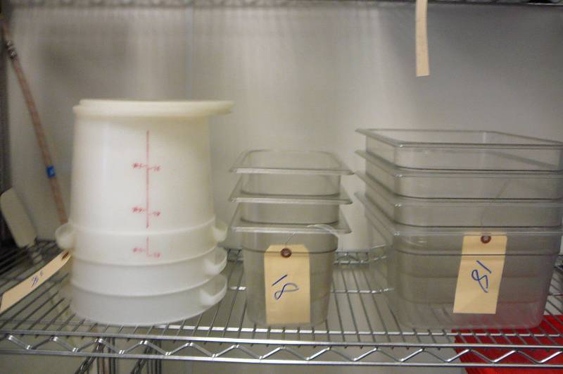 lot 18 image: Containers