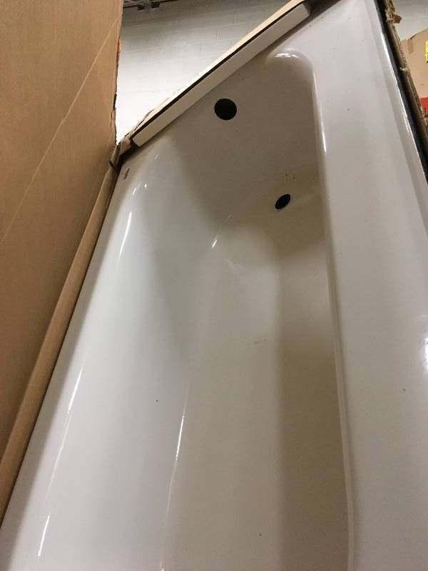 lot 34 image: American Standard Bathtub - Alcove Princeton small damage not used