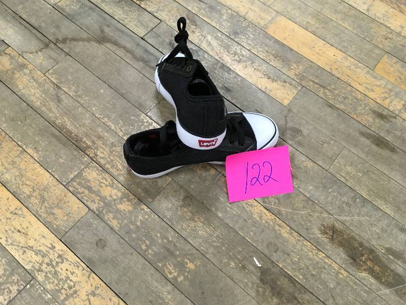 lot 122 image: Levis Boys Sneakers US4 New