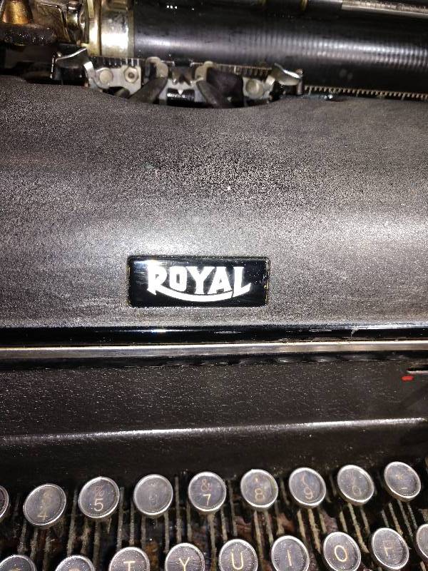 lot 11 image: Royal Typewriter
