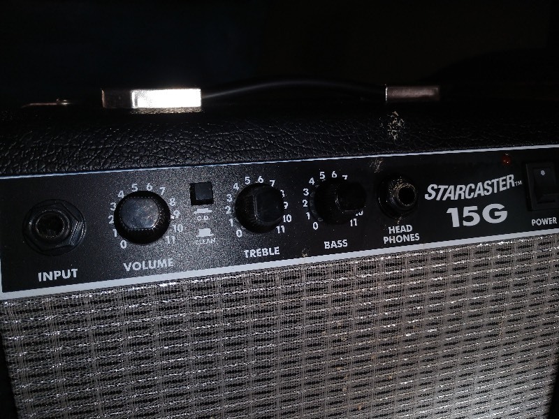 lot 33 image: Starcaster 15G Electric Amplifier