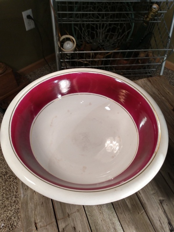 lot 37 image: Royal Ironstone China Chamber Pot and Dish