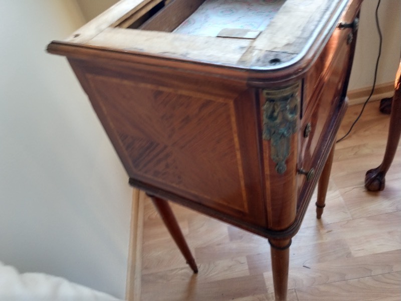 lot 65 image: Wood Jewelry Case- No Top