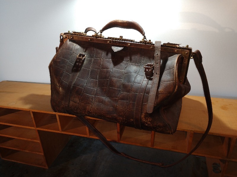 lot 87 image: Stiles Brothers Brown Croc Embossed Leather Briefcase Bag w Heavy Duty Brass Hinges