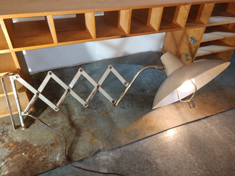 lot 88 image: Midcentury Scissor Light