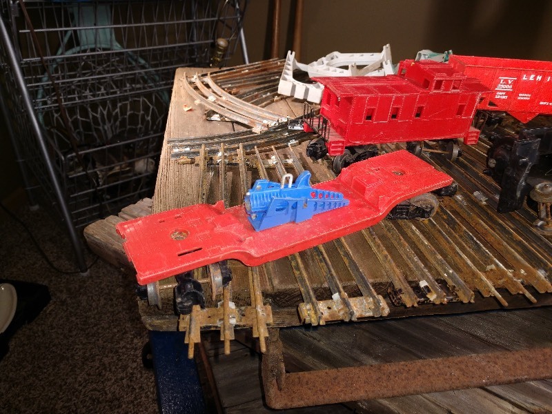 lot 128 image: Antique Lionel 242 Train, Locomotive Track, Caboose, Three Cars