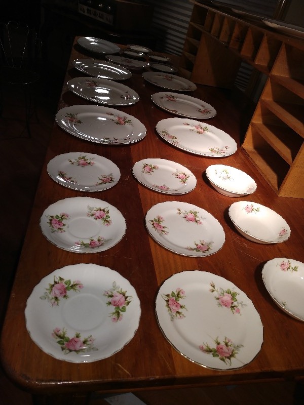lot 134 image: Pink Flower Plates and Blue and Gold Trim Plates