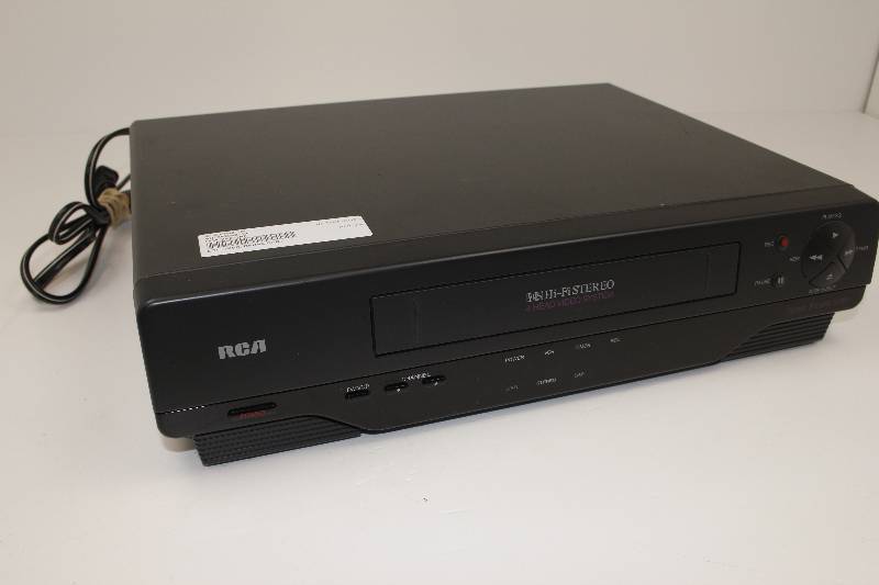 lot 17 image: Refurbished RCA 4 Head VCR Video System vr601hf