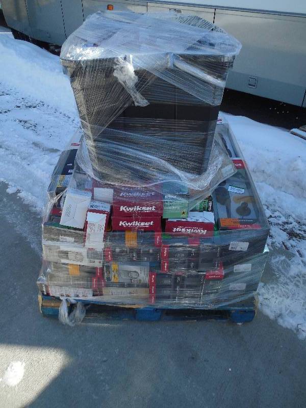PALLET LOT OF DOOR LOCKS AND KNOBS