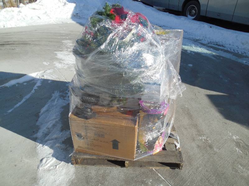 PALLET LOT OF SEASONAL DECORATIONS