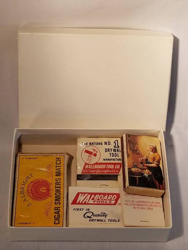 lot 31 image: VINTAGE MATCHBOOKS