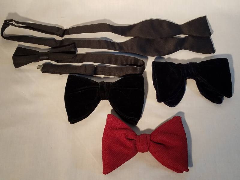 lot 32 image: VINTAGE BOW TIES