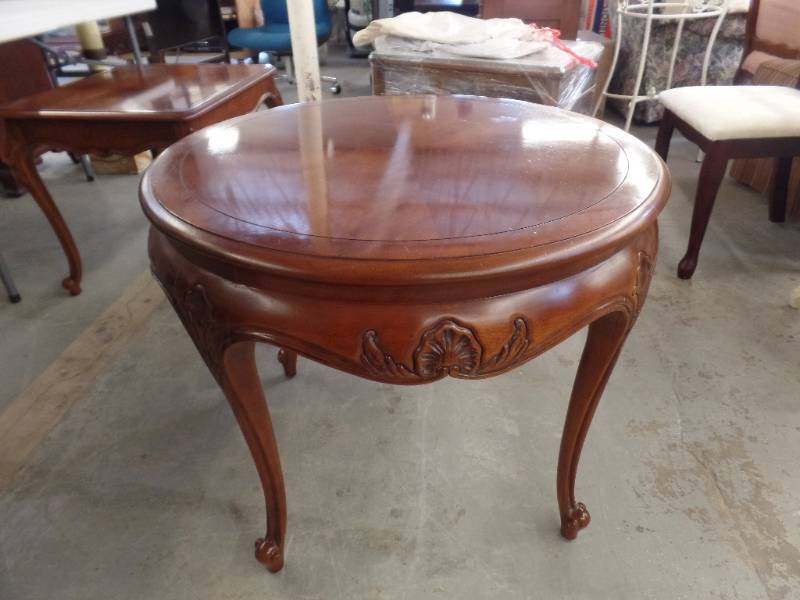 ROUND END TABLE