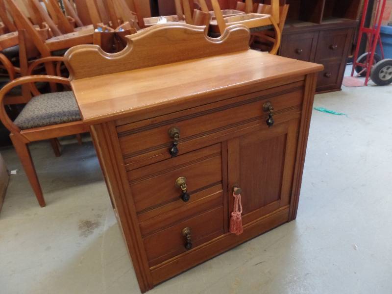COMMODE CHEST