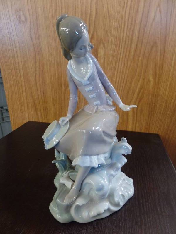 LLADRO FIGURINE