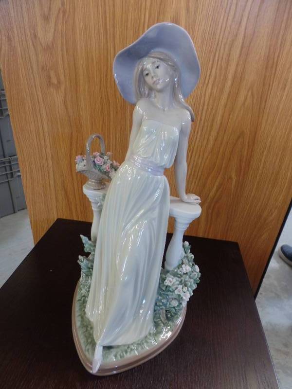 LLADRO FIGURINE