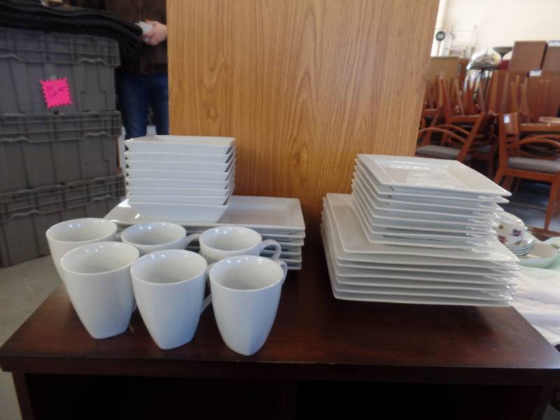 WHITE PORCELAIN DINNERWARE