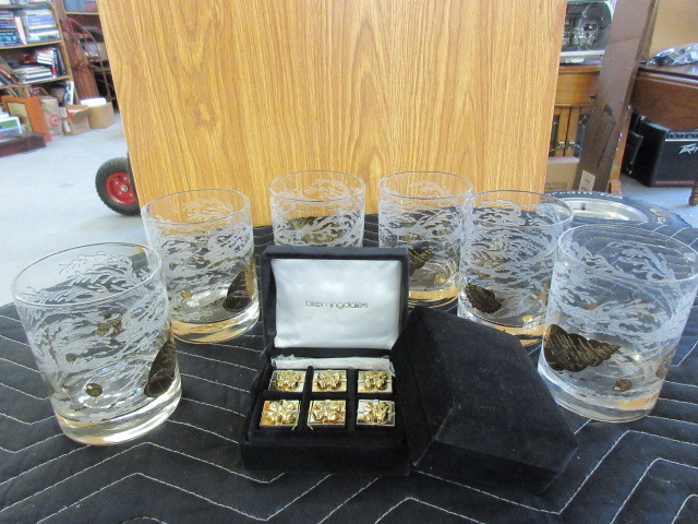 GLASSES AND PLACECARD HOLDERS