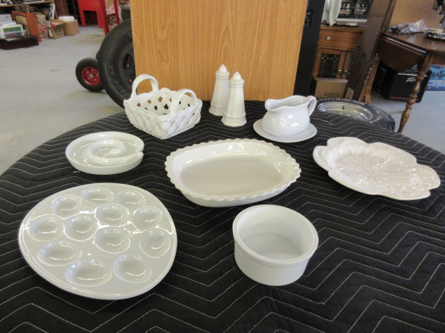 WHITE PORCELAIN DISHES AND TABLETOP