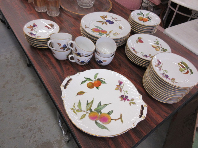 COMPLETE SET OF ROYAL WORCESTER FINE PORCELAIN DISHES