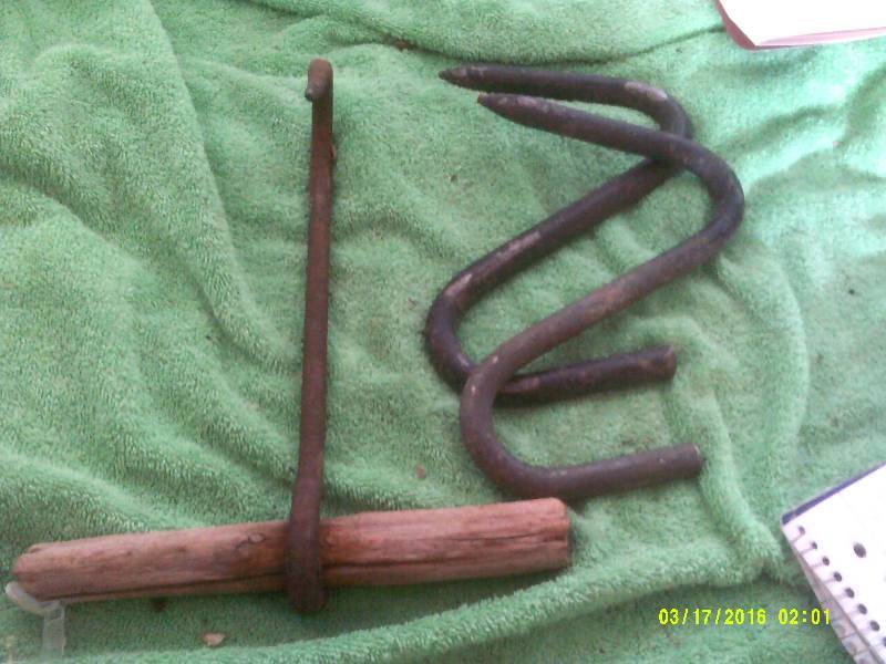 2 MEAT HOOKS 1 BAIL HOOK