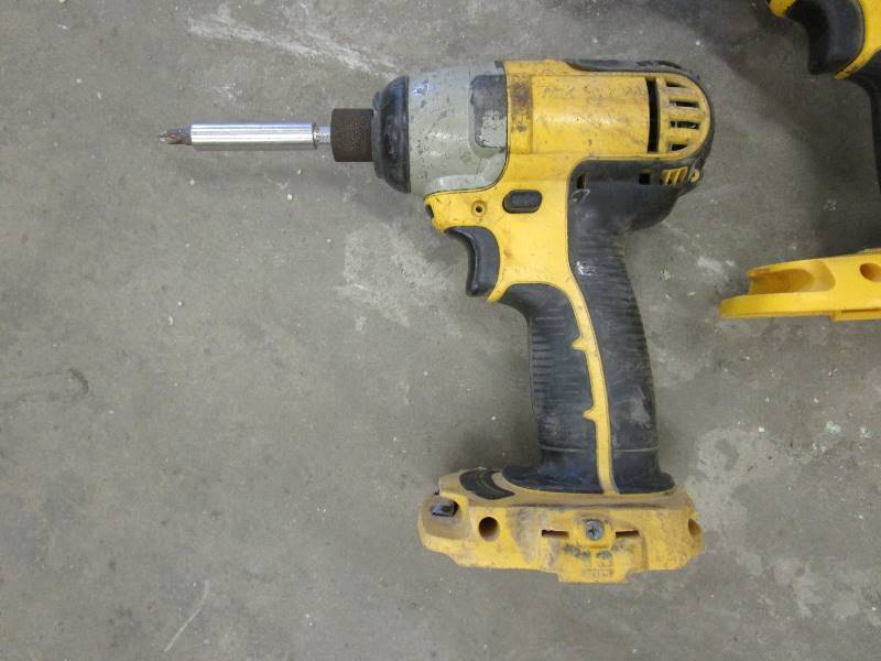 lot 46 image: (2) DeWalt 18v Drivers (1) DeWalt 18v Drill