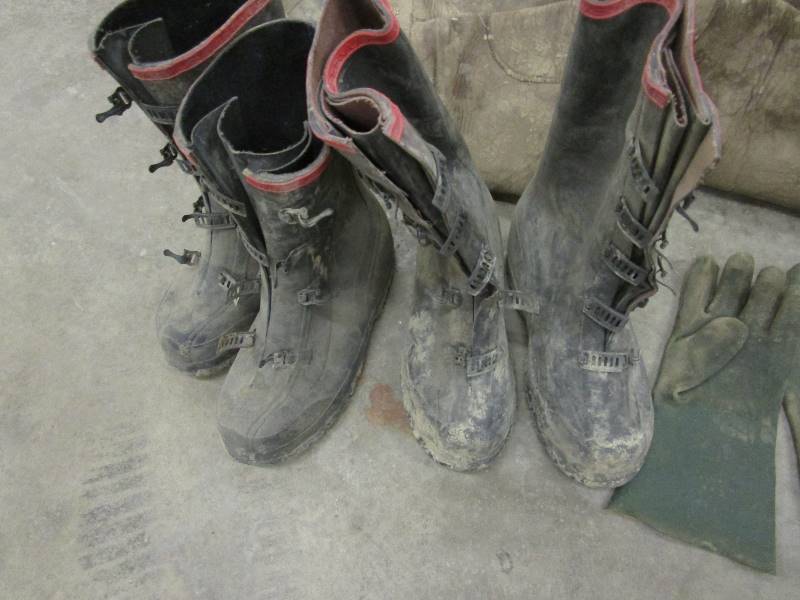 lot 72 image: Overshoes, Waders, Gloves