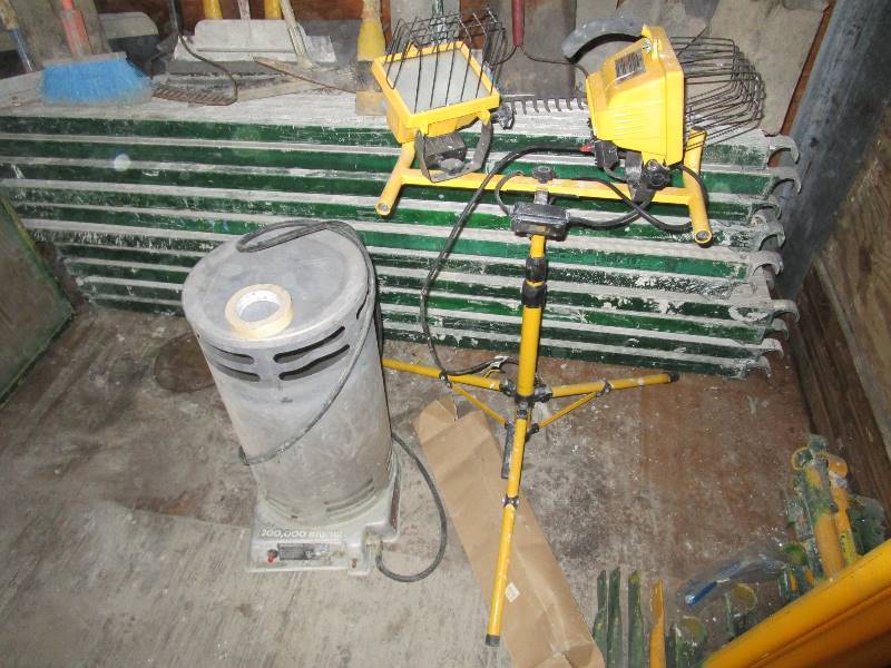 lot 8 image: Lot of Hand Tools, Jobsite Heater, Light