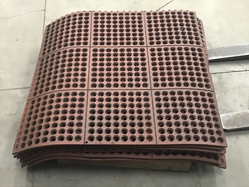 lot 26 image: (7) 36x36 Workstation Floor Mats ...