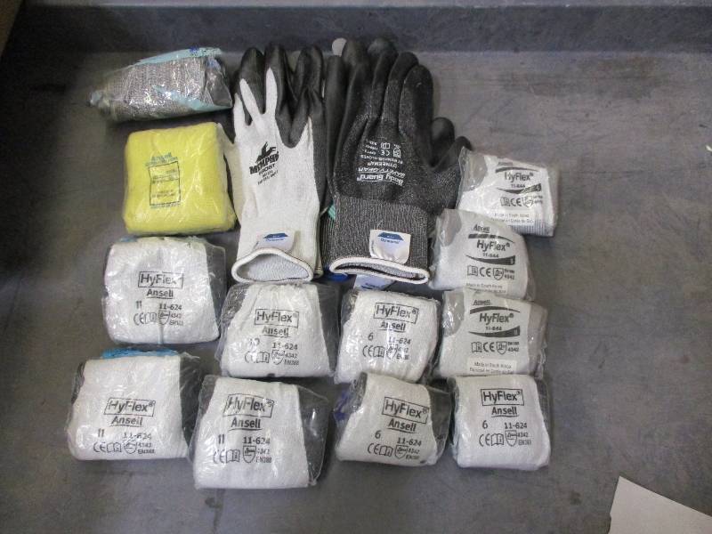 Mixed Gloves