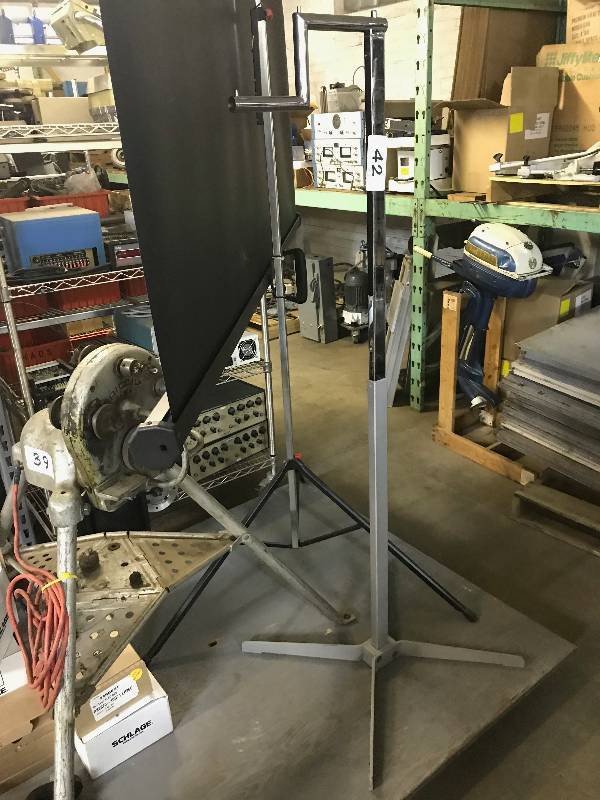 PORTABLE WHITE SCREEN AND STAND