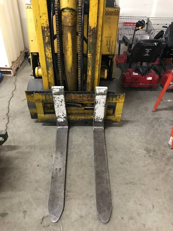 YALE ELECTRIC FORKLIFT