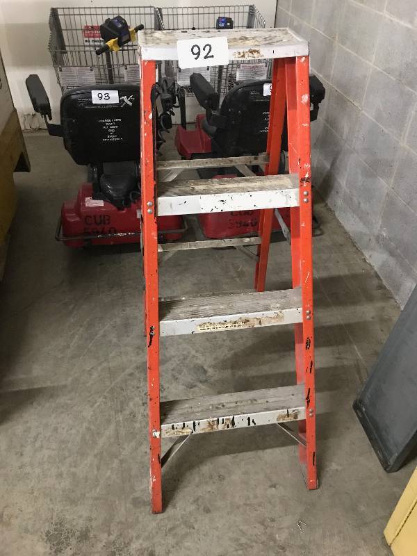 FIBERGLASS STEP LADDER