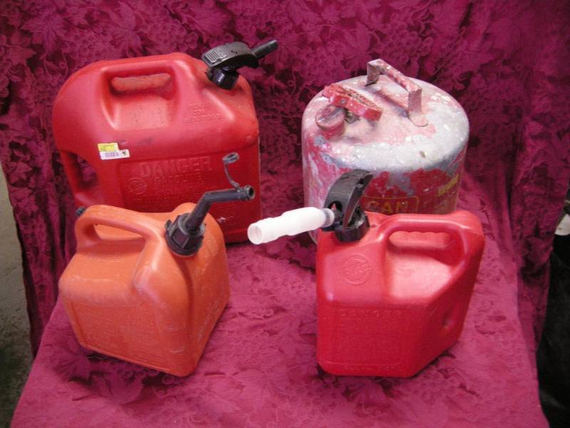 lot 9 image: 4 Gas Cans
