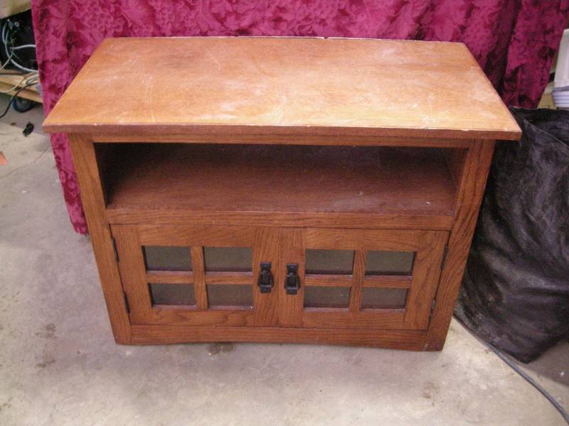 lot 12 image: Wooden TV Stand