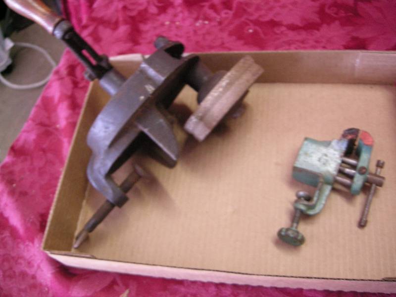 lot 44 image: Vintage Vise and Hand Grinder