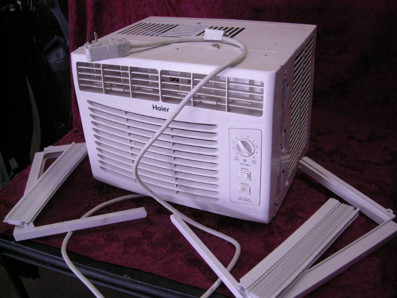 lot 70 image: Haier Window Air Conditioner
