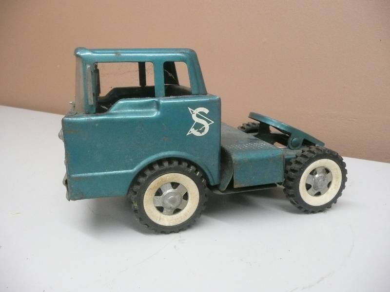 lot 6 image: RareVintage Structo Semi Truck Pressed Steel Cab (VERY RARE COLOR) - SEE PICTURES