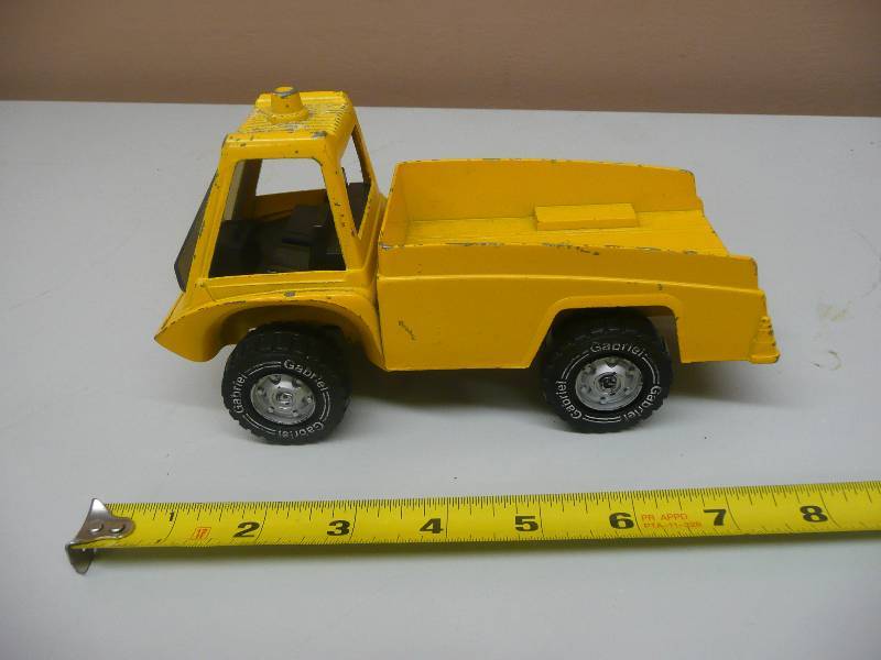 lot 20 image: Vintage 1975 Gabriel Truck Yellow Metal Toy - RARE PIECE - SEE PICTURES