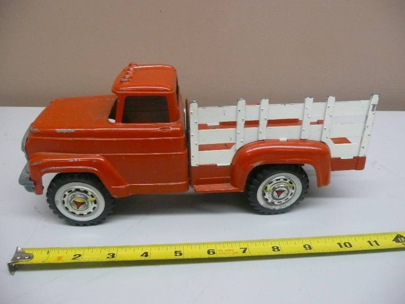 lot 31 image: VINTAGE 1960 HUBLEY 800 GMC MIGHTY METAL STAKE FARM TRUCK - MISSING RAIL BUT IN VERY GOOD CONDITION SEE PICTURES