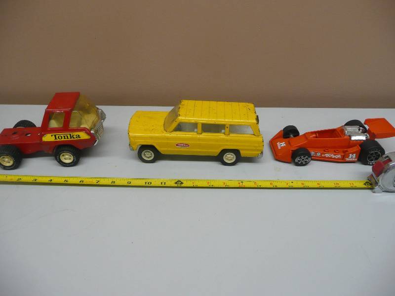 lot 32 image: VINTAGE TONKA COLLECTION - #14 AJ FOYT JR - YELLOW JEEP WAGON - RED HAULER CAB - SEE PICTURES