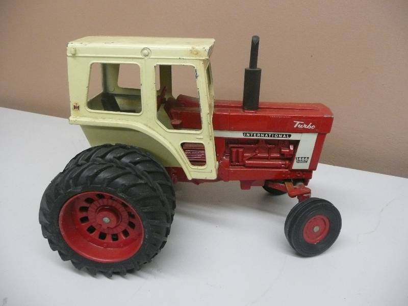 lot 37 image: Ertl International Farmall 1466 Turbo Tractor Diecast 116 - 9 - SEE PICTURES