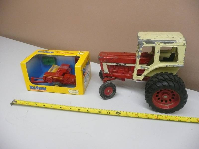 lot 40 image: ERTL Vintage International Farmall 1466 DUAL WHEELS Turbo 116th Scale Tractor Metal & ERTL NEW HOLLAND SQUARE BALER NEW IN BOX - SEE PICTURES