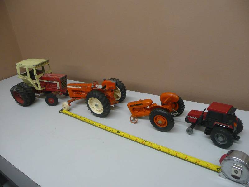 lot 41 image: ERTL International Farmall 1466 DUAL WHEELS TRACTOR, CASE INTERNATIONAL 2594, ALLIS-CHALMERS, ALLIS-CHALMERS D19 TRACTOR - SEE PICTURES